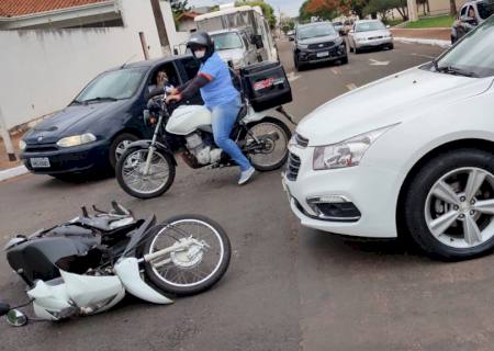 Motociclista sofre fratura exposta ao ser atingida por carro no centro de Nova Andradina